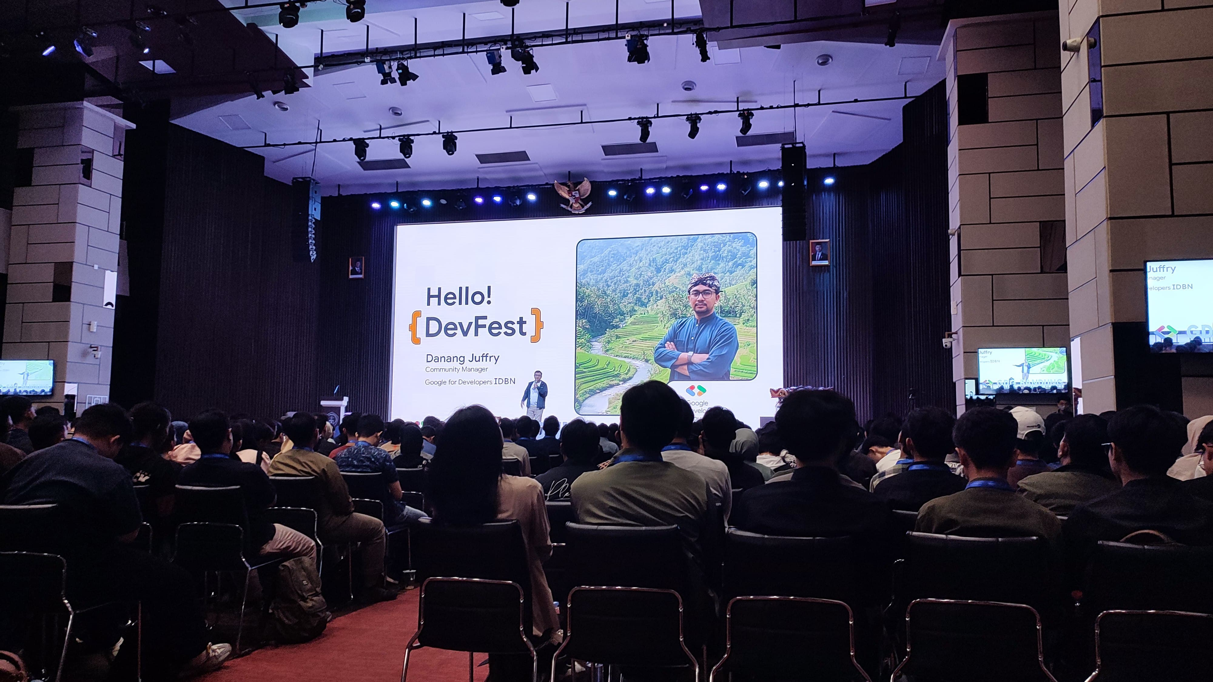 Suasana Venue/Stage DevFest yang Ramai