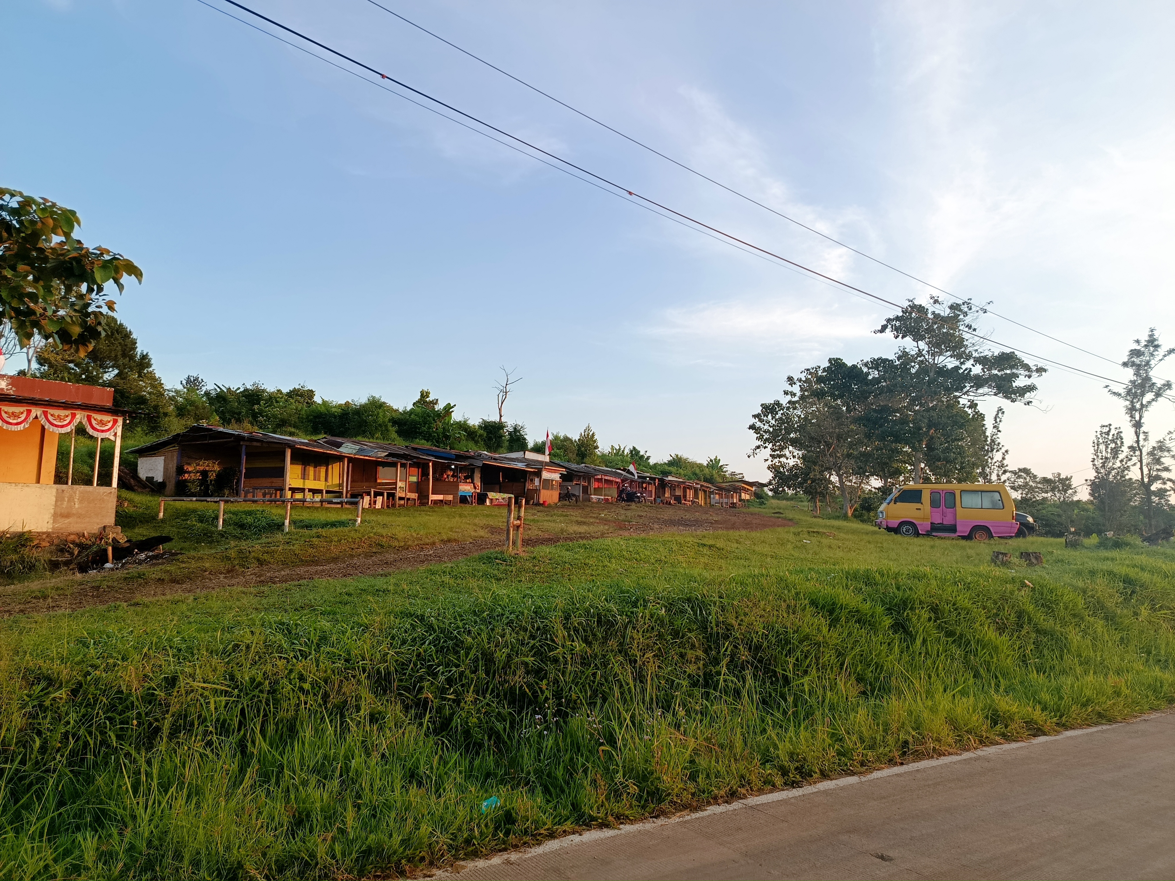 Food stalls at Puncak Dua in the early morning