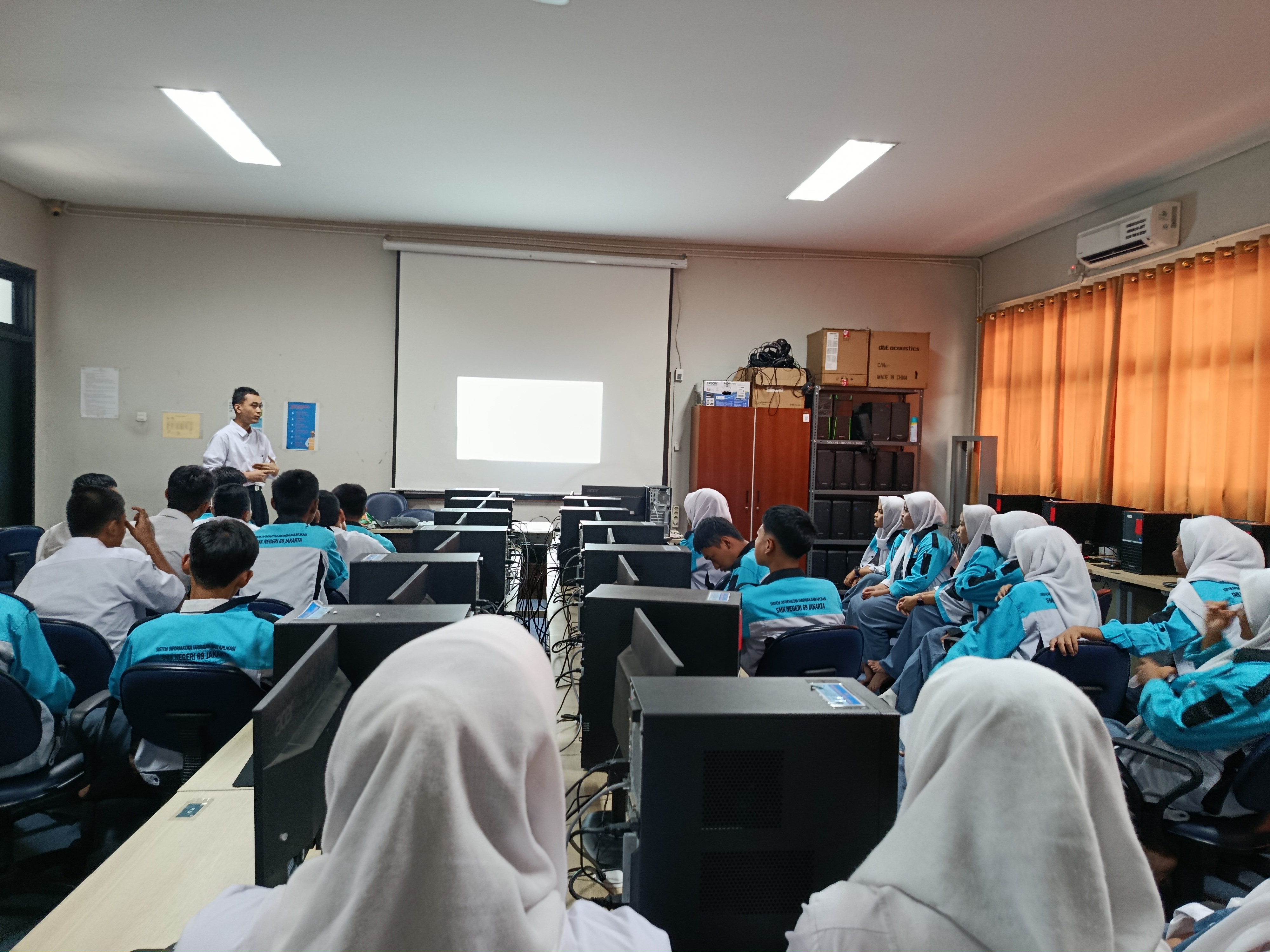A school lab presentation after internship